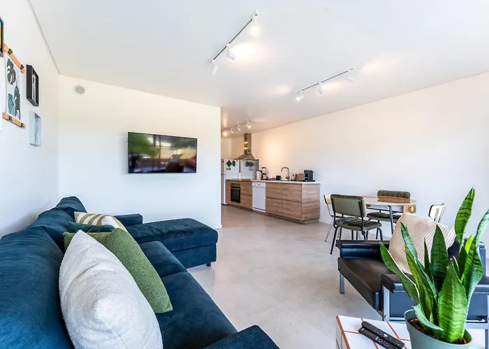 Tasteful 1 Bdr Flat W/Balcony & Pool By Lovelystay