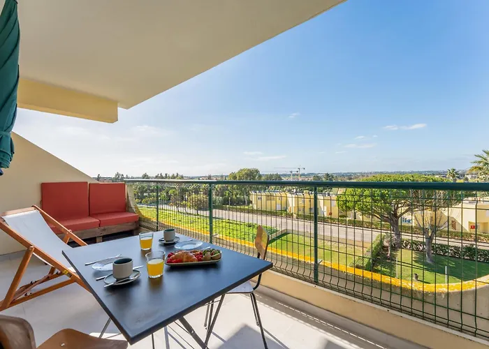 Tasteful 1 Bdr Flat W/Balcony & Pool By Lovelystay