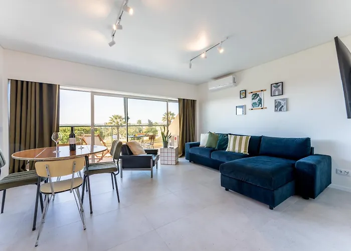 Tasteful 1 Bdr Flat W/Balcony & Pool By Lovelystay