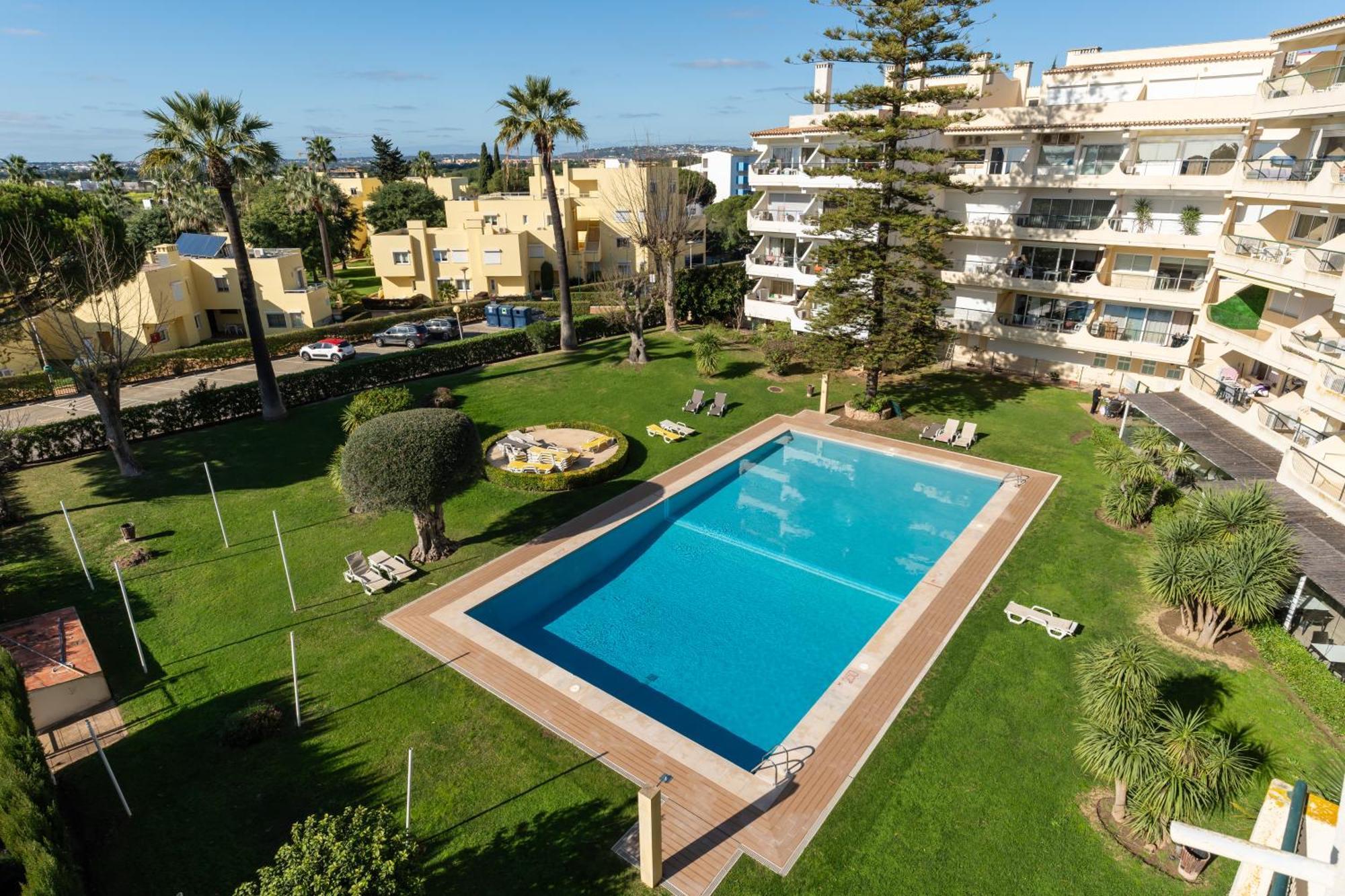 Tasteful 1 Bdr Flat W/balcony & Pool By Lovelystay